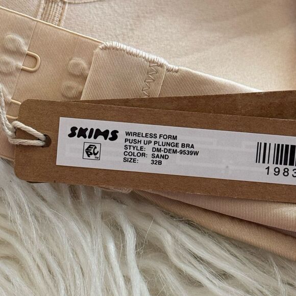 Skims Wireless Form Pushup Plunge Bra Sand Size 32B - Picture 8 of 8